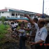 18Murid-murid SJK(C) Mah Hua, Kg Selamat melontar mud ball di Taman Makok pada 30-9-2009